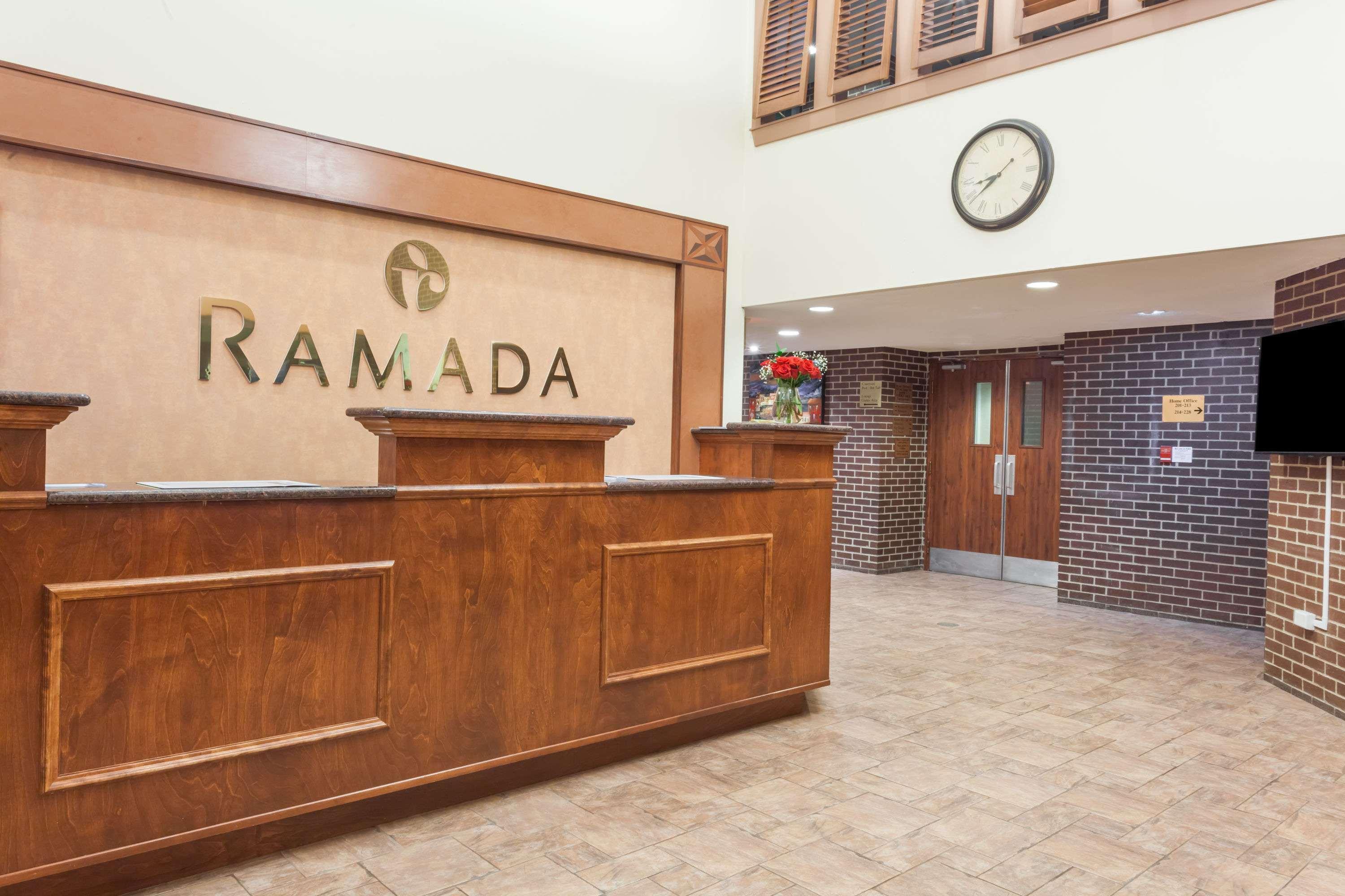 Hotel Ramada By Wyndham Frédéricton Extérieur photo